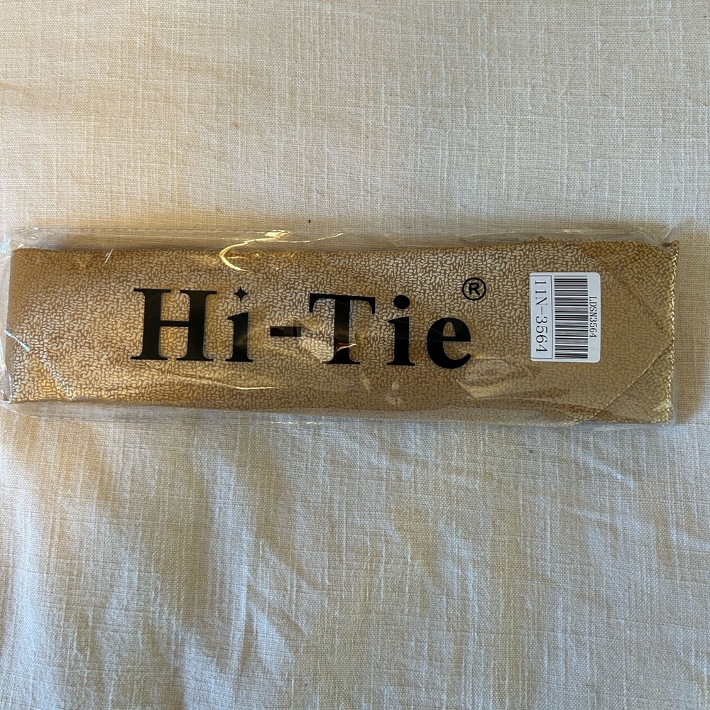 Brand New Men’s Gold Embossed Tie